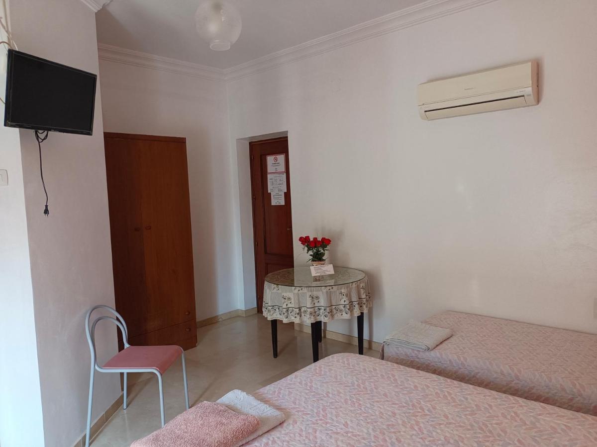 Pension Larra Mairena De Alcor Esterno foto