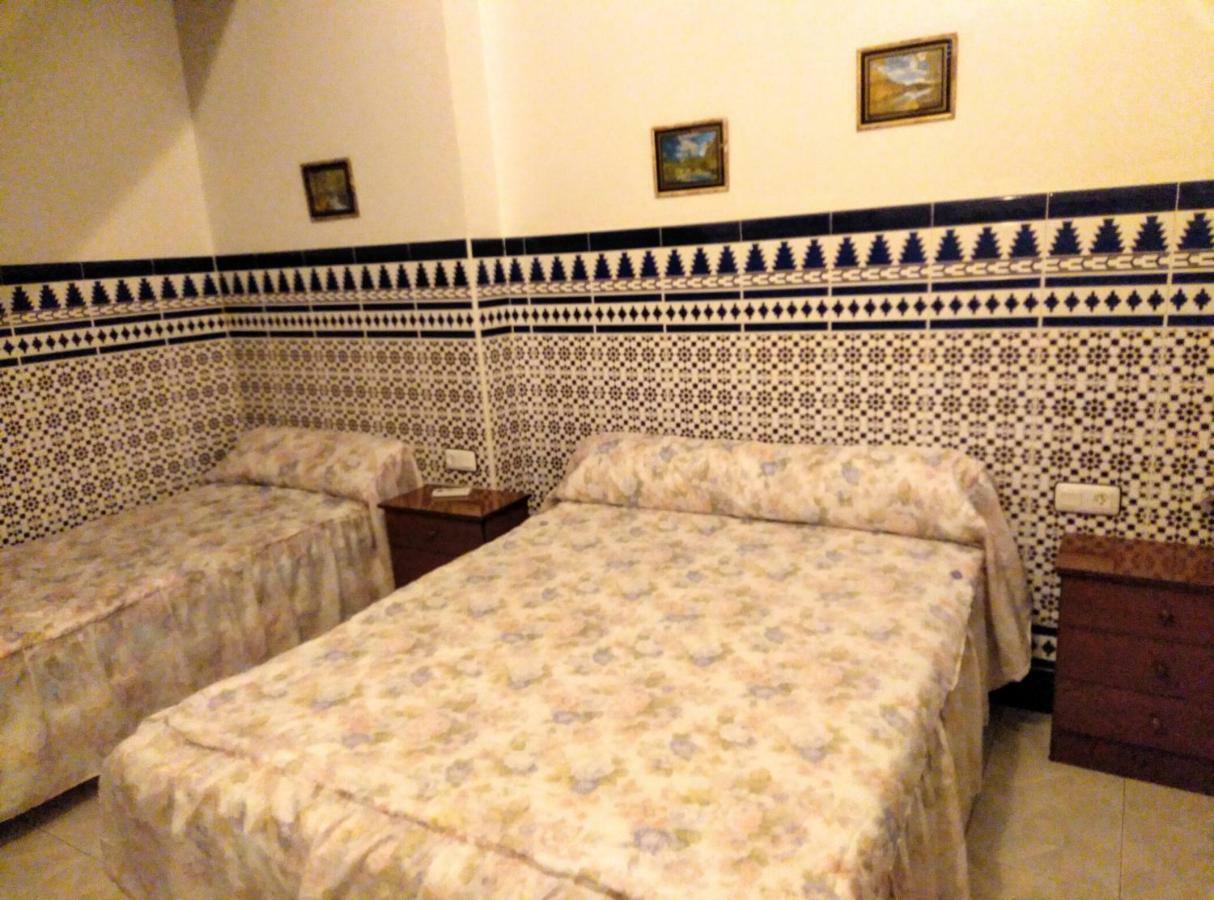 Pension Larra Mairena De Alcor Esterno foto