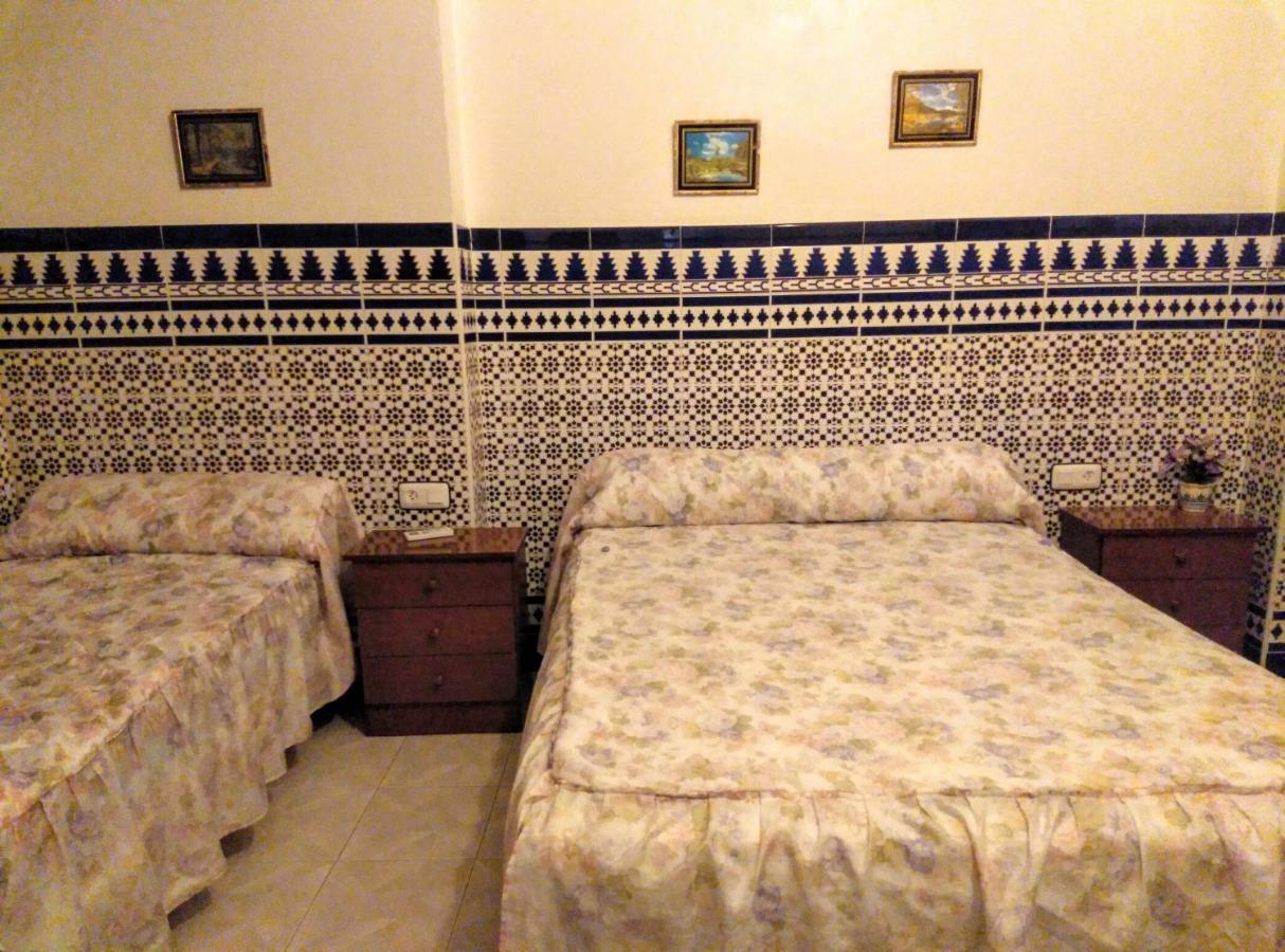 Pension Larra Mairena De Alcor Esterno foto
